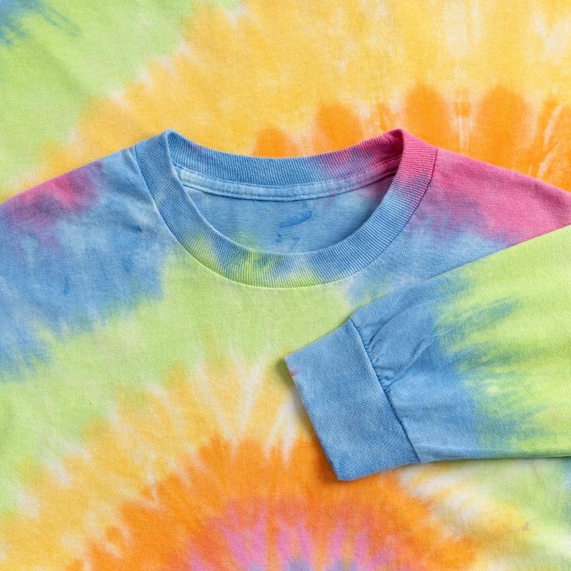 Overthinker Club – Grunge Skull & Brain Flowers Te